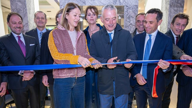 La vicesindaca di Varese Ivana Perusin con i vertici di Zurich Bank e GPM Emmepi al taglio del nastro della nuova sede. Nella galleria fotografica a fondo articolo, altri scatti della serata La vicesindaca di Varese Ivana Perusin con i vertici di Zurich Bank e GPM Emmepi al taglio del nastro della nuova sede. Nella galleria fotografica a fondo articolo, altri scatti della serata