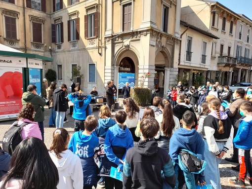 Casette dell’acqua condominiali e contenitori per smaltire l’olio: gli studenti di Gallarate dialogano con Alfa