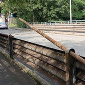 Una parte del guardrail fuori sede in via del Lazzaretto