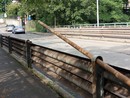 Una parte del guardrail fuori sede in via del Lazzaretto Una parte del guardrail fuori sede in via del Lazzaretto