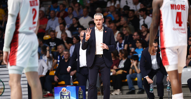 Coach Ioannis Kastritis contro Cantù (foto Averna)