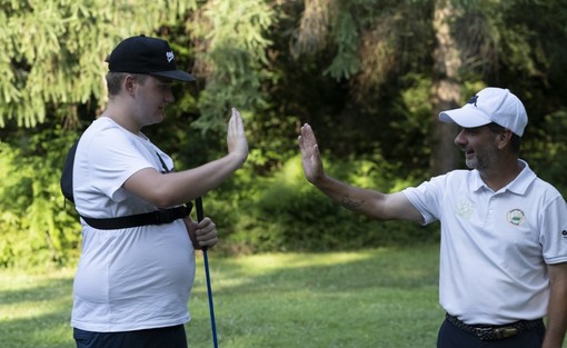 Alberto Ballarin, a destra, con uno dei ragazzi di Golf4Autism