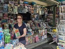 La signora Rosa nell'edicola Dobedo in via Bernardino Luini