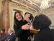 Il vicesindaco Ivana Perusin tagli una ciocca di capelli all'assessore Rossella Dimaggio