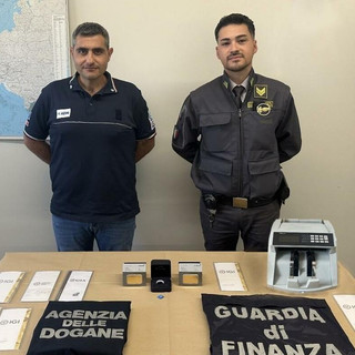 Finti turisti fermati in dogana: in auto nascondevano sette lingotti d'oro e un anello con dodici diamanti