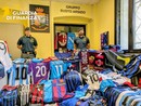 Maglie da calcio "tarocche" a una festa rionale di Busto, la Finanza sequestra 820 capi contraffatti: ambulante denunciato