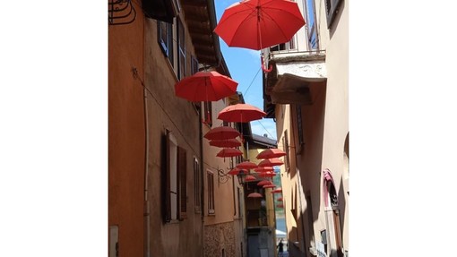 Gli ombrelli rossi in via Garibaldi, a Porto Ceresio