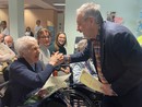 L'assessore Roberto Molinari con una delle signore festeggiate alla RSA Maria Immacolata L'assessore Roberto Molinari con una delle signore festeggiate alla RSA Maria Immacolata