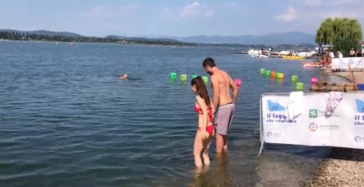 Elena Zoja di VareseNoi si tuffa insieme a Michele nel lago di Varese alla Schiranna: buona la prima nuotata