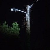 Lampioni spenti in via Don Ambrosini, nel quartiere di Valle Olona