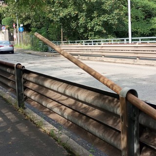 Una parte del guardrail fuori sede in via del Lazzaretto