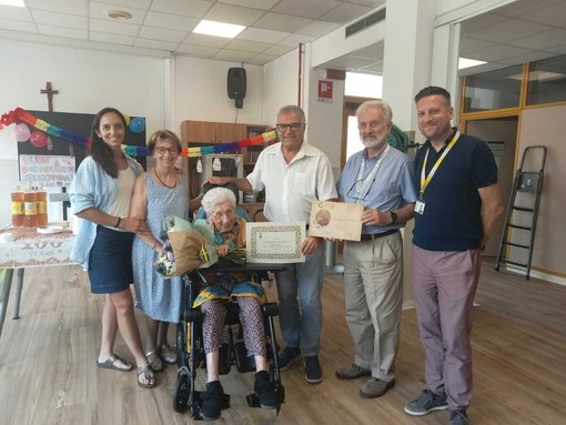 Luino, la maestra Giuseppina Maspero festeggia 100 anni Luino, la maestra Giuseppina Maspero festeggia 100 anni
