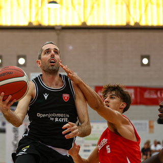 Amedeo Della Valle alla sua prima con la maglia di Varese (foto Ossola)