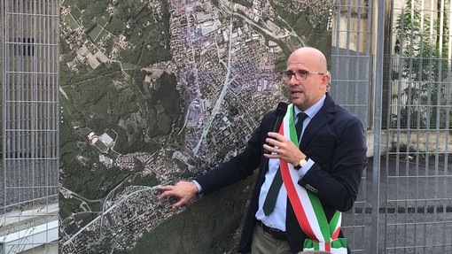 Il sindaco Marco Cavallin illustra l'ampio progetto della pista ciclopedonale di Induno Olona