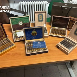 Rientra dalla Svizzera dopo aver fatto il &quot;pieno&quot; di sigari: nei guai per contrabbando