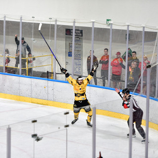 Ancora e sempre l'urlo di Schina e, sotto nelle prime quattro immagini, la discesa libera vincente del numero 3 giallonero (foto Alberto Bernasconi)