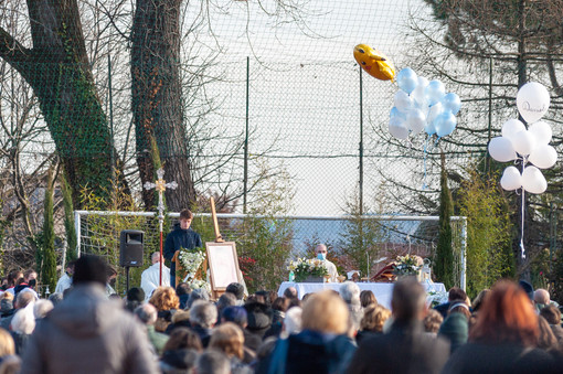 Il Pikachu in volo sulla folla attonita e commossa, accanto ai palloncini, pronto a raggiungere Daniele (foto Alessandro Galbiati)