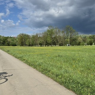 Il verde dei prati e l'azzurro del cielo: la natura è uno spettacolo anche a due passi da casa