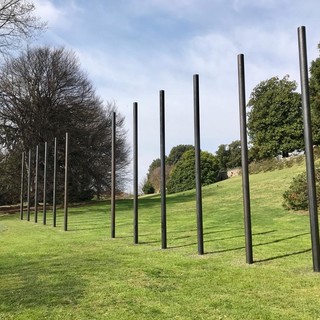 La nuova opera d’arte nel parco di Villa Panza: si chiama Twelve Part Vertical Pipe Piece, dell’artista americano Jene Highstein