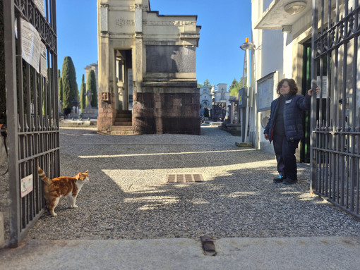 Diesel e Lucia al cancello del cimitero monumentale di Giubiano