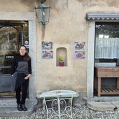 Daniela Sola davanti al suo "Il Convivio" al Sacro Monte di Varese