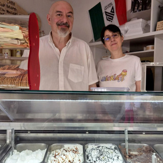 Paolo e Anita nella gelateria Gioria di piazza Carducci a Varese