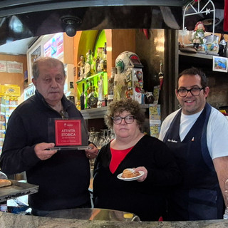 Il Bar Cadore a Giubiano, attività storica della Città Giardino, è gestito con simpatia e calore dalla famiglia Mansi e cioè da papà Antonio, mamma Carmela e dai figli Pantaleone e Rosa