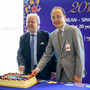Nella foto in allegato Aldo Schmid, Responsabile Aviation Business Development di SEA Aeroporti di Milano, e Mr. Joey Seow, Regional Vice Precidente Europe Singapore Airlines, al taglio della torta durante la cerimonia dei 20 anni a Malpensa Nella foto in allegato Aldo Schmid, Responsabile Aviation Business Development di SEA Aeroporti di Milano, e Mr. Joey Seow, Regional Vice Precidente Europe Singapore Airlines, al taglio della torta durante la cerimonia dei 20 anni a Malpensa