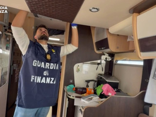 Sul camper erano nascoste cocaina, marijuana, hashish, eroina, ecstasy e LSD: il materiale è stato sequestrato Sul camper erano nascoste cocaina, marijuana, hashish, eroina, ecstasy e LSD: il materiale è stato sequestrato