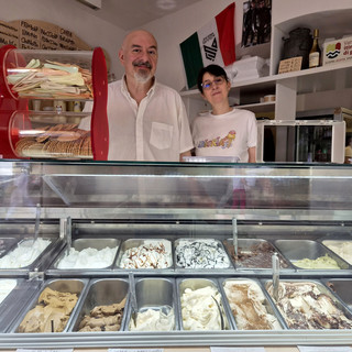 Paolo e Anita Gioria nella loro gelateria