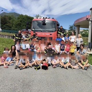 I Vigili del Fuoco di Luino alla scuola dell'infanzia di Mesenzana: una giornata tra sicurezza, prevenzione e divertimento