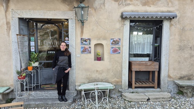 Daniela Sola davanti al suo "Il Convivio" al Sacro Monte di Varese