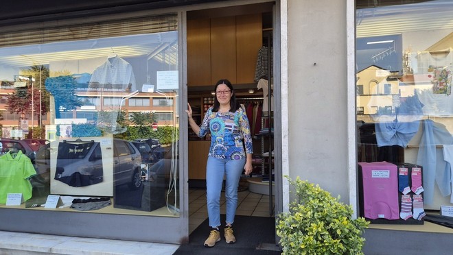 L'ultima protagonista di una storia che in viale Borri continua da settant'anni: ecco Luana Aimar davanti al suo negozio