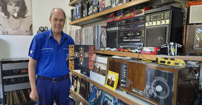 Maurizio Malnati all'interno del suo distributore Q8 di via Sanvito, da lui trasformato anche in un tempio della musica, da decenni punto di riferimento di tanti automobilisti Maurizio Malnati all'interno del suo distributore Q8 di via Sanvito, da lui trasformato anche in un tempio della musica, da decenni punto di riferimento di tanti automobilisti