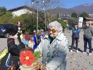 L'iniziativa di Gavirate "Adotta un nonno", protagonisti i bimbi della materna di Voltorre e gli ospiti della casa di riposo Bernacchi L'iniziativa di Gavirate "Adotta un nonno", protagonisti i bimbi della materna di Voltorre e gli ospiti della casa di riposo Bernacchi