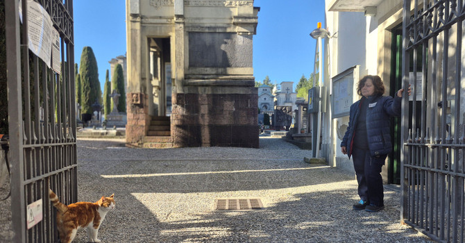 Diesel e Lucia al cancello del cimitero monumentale di Giubiano