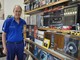 Maurizio Malnati all'interno del suo distributore Q8 di via Sanvito, da lui trasformato anche in un tempio della musica, da decenni punto di riferimento di tanti automobilisti
