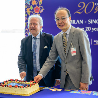 Nella foto in allegato Aldo Schmid, Responsabile Aviation Business Development di SEA Aeroporti di Milano, e Mr. Joey Seow, Regional Vice Precidente Europe Singapore Airlines, al taglio della torta durante la cerimonia dei 20 anni a Malpensa Nella foto in allegato Aldo Schmid, Responsabile Aviation Business Development di SEA Aeroporti di Milano, e Mr. Joey Seow, Regional Vice Precidente Europe Singapore Airlines, al taglio della torta durante la cerimonia dei 20 anni a Malpensa