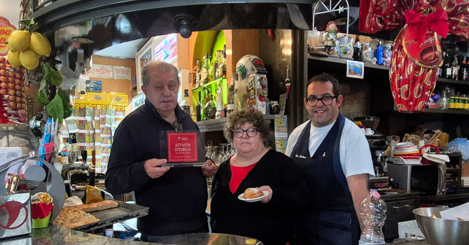 Il Bar Cadore a Giubiano, attività storica della Città Giardino, è gestito con simpatia e calore dalla famiglia Mansi e cioè da papà Antonio, mamma Carmela e dai figli Pantaleone e Rosa Il Bar Cadore a Giubiano, attività storica della Città Giardino, è gestito con simpatia e calore dalla famiglia Mansi e cioè da papà Antonio, mamma Carmela e dai figli Pantaleone e Rosa