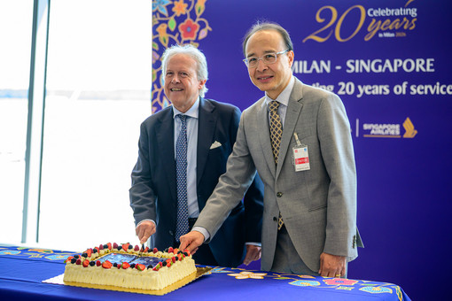 Nella foto in allegato Aldo Schmid, Responsabile Aviation Business Development di SEA Aeroporti di Milano, e Mr. Joey Seow, Regional Vice Precidente Europe Singapore Airlines, al taglio della torta durante la cerimonia dei 20 anni a Malpensa Nella foto in allegato Aldo Schmid, Responsabile Aviation Business Development di SEA Aeroporti di Milano, e Mr. Joey Seow, Regional Vice Precidente Europe Singapore Airlines, al taglio della torta durante la cerimonia dei 20 anni a Malpensa