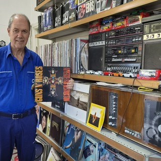 Maurizio Malnati all'interno del suo distributore Q8 di via Sanvito, da lui trasformato anche in un tempio della musica, da decenni punto di riferimento di tanti automobilisti Maurizio Malnati all'interno del suo distributore Q8 di via Sanvito, da lui trasformato anche in un tempio della musica, da decenni punto di riferimento di tanti automobilisti