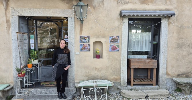 Daniela Sola davanti al suo "Il Convivio" al Sacro Monte di Varese Daniela Sola davanti al suo "Il Convivio" al Sacro Monte di Varese