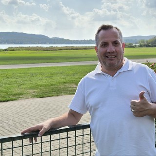 Mimmo Esposito in riva al lago, tra lavoro al Volo a Vela, Varese e politica