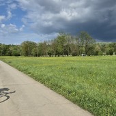 Il verde dei prati e l'azzurro del cielo: la natura è uno spettacolo anche a due passi da casa