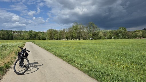 Il verde dei prati e l'azzurro del cielo: la natura è uno spettacolo anche a due passi da casa