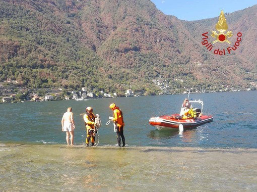 Si tuffa nel lago di Como e non riemerge: ricerche in corso Si tuffa nel lago di Como e non riemerge: ricerche in corso