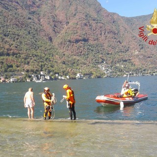Si tuffa nel lago di Como e non riemerge: recuperato senza vita