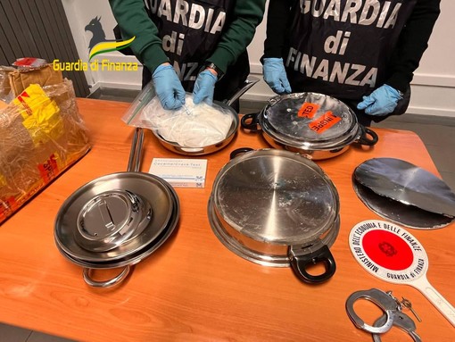 Cocaina nascosta in una pentola: donna arrestata dalla Guardia di Finanza a Malpensa