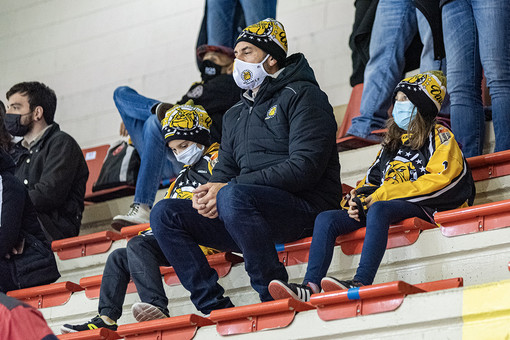 Papà e bimbi con la mascherina all'Agorà per seguire i Mastini: una grande famiglia giallonera, come quella sul ghiaccio (foto Alessandro Galbiati)