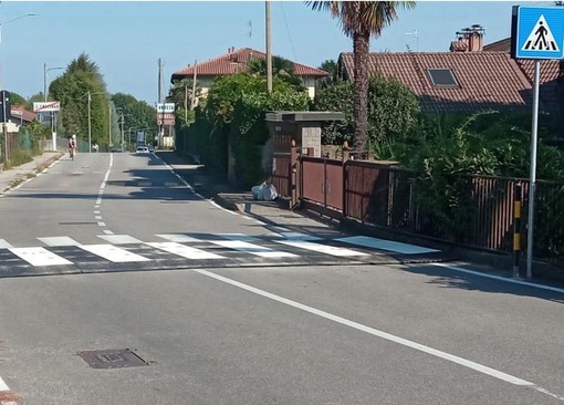 Il nuovo attraversamento pedonale (foto dalla pagina Facebook del sindaco) Il nuovo attraversamento pedonale (foto dalla pagina Facebook del sindaco)